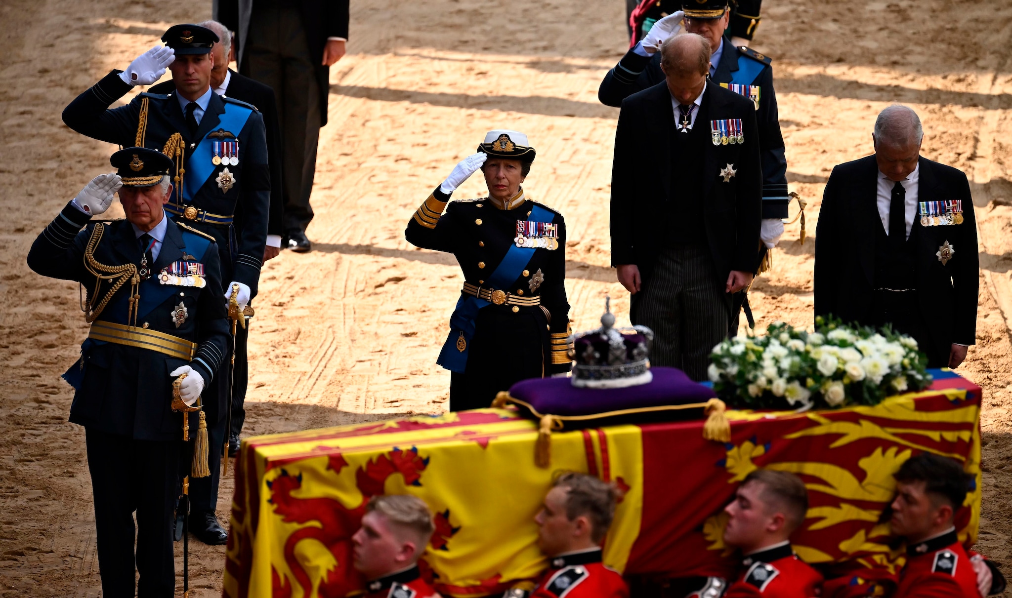 दुनिया ने नम आंखो से दी महारानी एलिजाबेथ-II को अंतिम विदाई