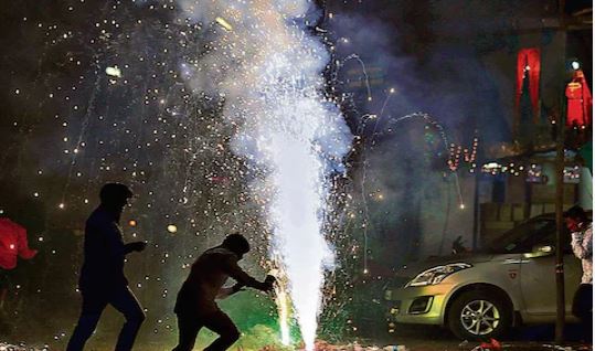 दिल्ली: पटाखों पर बैन के बावजूद जमकर हुई आतिशबाजी, आग लगने की 200 से ज्यादा घटनाएं