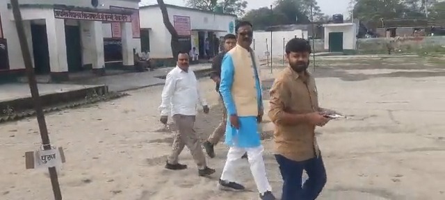 गोला उपचुनाव: वोटिंग के दौरान बूथ पर नजर आए मोहम्मदी के BJP विधायक, सपा की मांग- गिरफ्तार करो