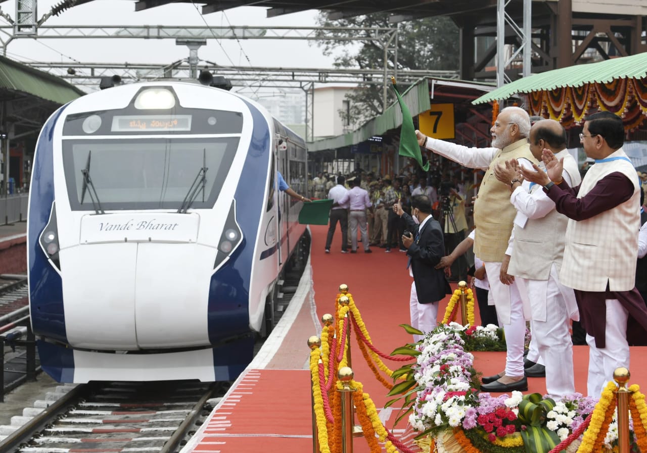 PM Modi Karnataka Visit: पीएम मोदी ने बेंगलुरु में पांचवीं वंदे भारत एक्सप्रेस ट्रेन को दिखाई हरी झंडी, कई योजनाओं की दी सौगात