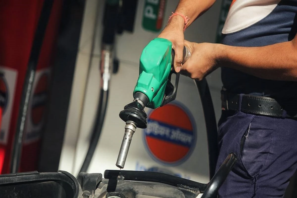 Petrol Diesel Rate: ग्लोबल मार्केट में केच्च तेल की कीमतों में आई भारी गिरावाट, इन शहरों में पेट्रोल-डीजल की कीमतों में हुआ बदलाव, जाने अपने शहर में क्या है रेट ?