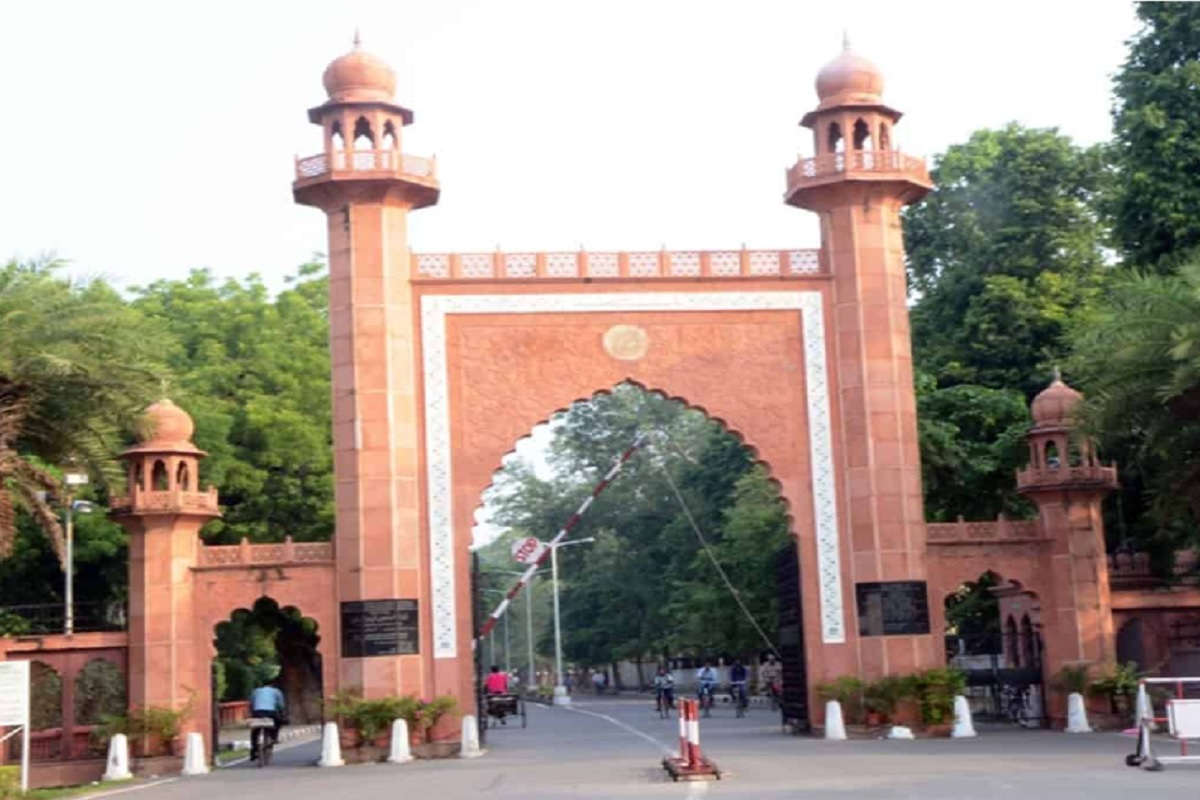 Aligarh News: गणतंत्र दिवस पर AMU में “अल्लाह हू अकबर” के नारे लगाने के मामले में एक्शन, छात्र निलंबित