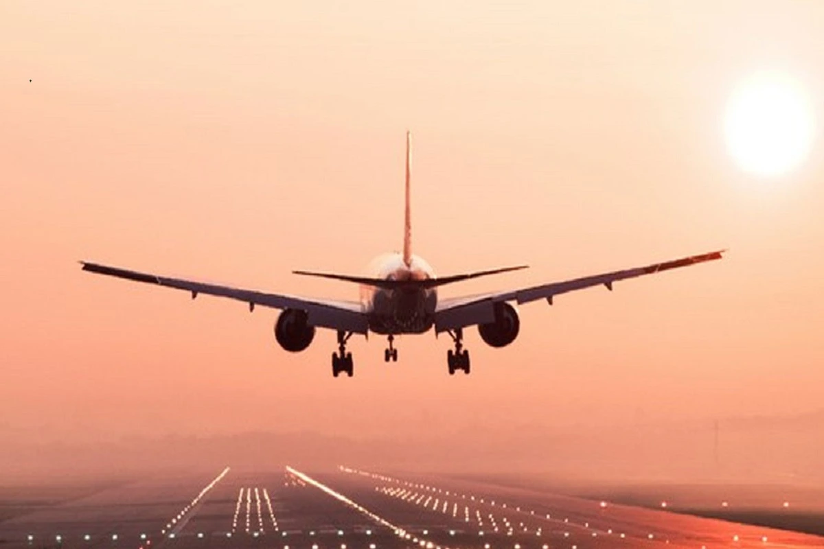 लखनऊ एयरपोर्ट पर पायलट की सूझ बूझ से बड़ा हादसा टला, विमान से टकरा गया था एक पक्षी
