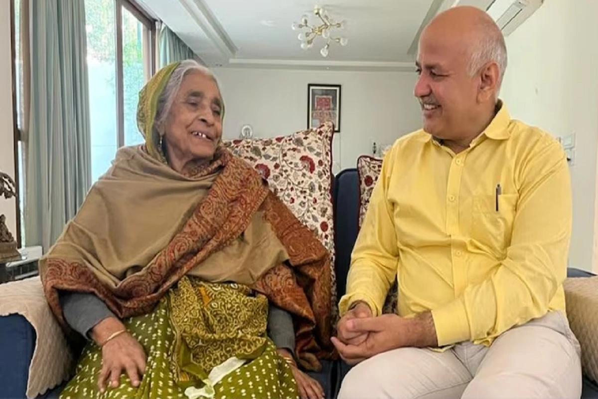 Delhi: CBI की पूछताछ से पहले डिप्टी सीएम मनीष सिसोदिया ने लिया मां का आशीर्वाद, राजघाट पहुंच महात्मा गांधी को किया नमन