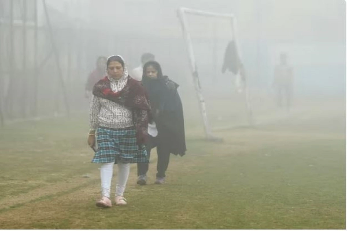 Weather Update: दिल्ली-NCR में तेज हवाओं ने बढ़ाई ठंड, 10 डिग्री से नीचे पहुंचा न्यूनतम तापमान, यूपी में भी असर