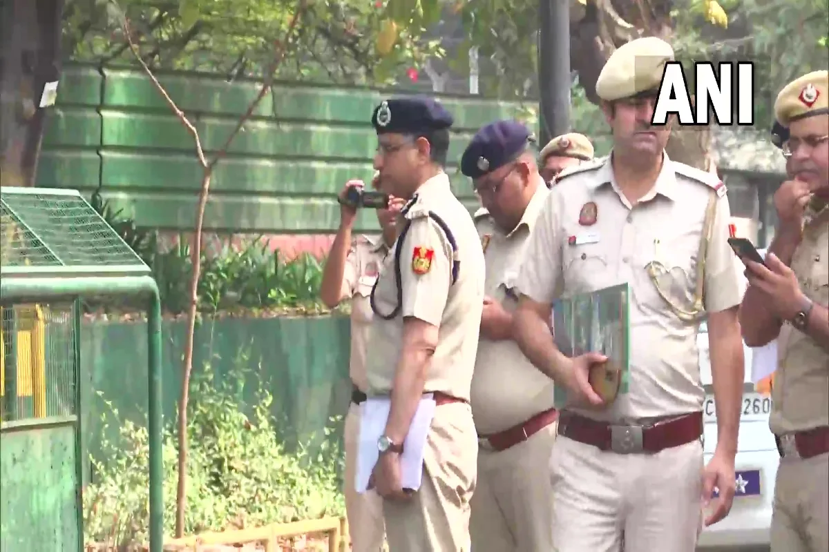 नोटिस का जवाब नहीं मिलने पर कांग्रेस नेता राहुल गांधी के घर पहुंची दिल्ली पुलिस