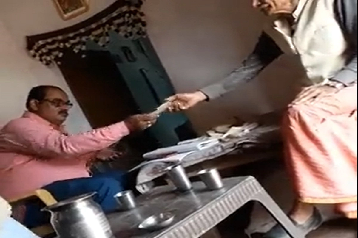 Viral Video: खुलेआम घूस लेते कैमरे में कैद हुआ लेखपाल, पीड़ित के घर जाकर ली रिश्वत, वीडियो वायरल होने के बाद निलंबित
