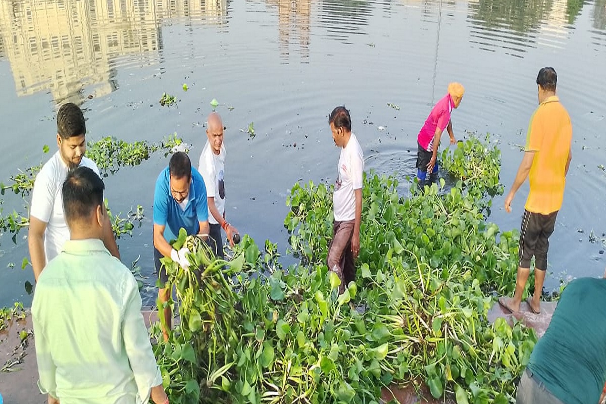 Lucknow: गोमती नदी में गिर रहे नालों को योगी सरकार से बंद कराने की मांग, जनता ने निकाला 10 कुंतल कचरा