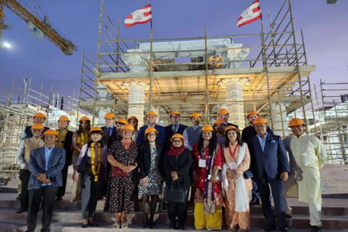 UAE: हिंदू मंदिर के निर्माण कार्य की प्रगति देखने पहुंचे 30 से अधिक देशों के राजनयिक
