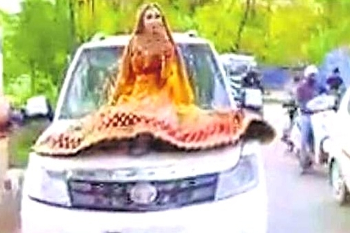 सोशल मीडिया पर रील बनाने के लिए कार के बोनट पर सवार हुई दुल्हन, 15 हजार रुपये का चालान
