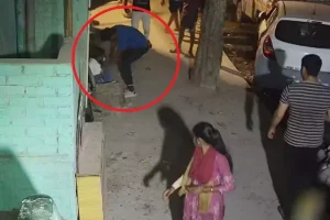 Delhi: दिल्ली में 16 साल की लड़की पर 21 बार चाकू से हमला, फिर पत्थर से कुचलकर मार डाला, तमाशबीन बने रहे लोग
